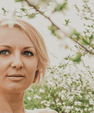 A blonde woman staring | Plattwellness